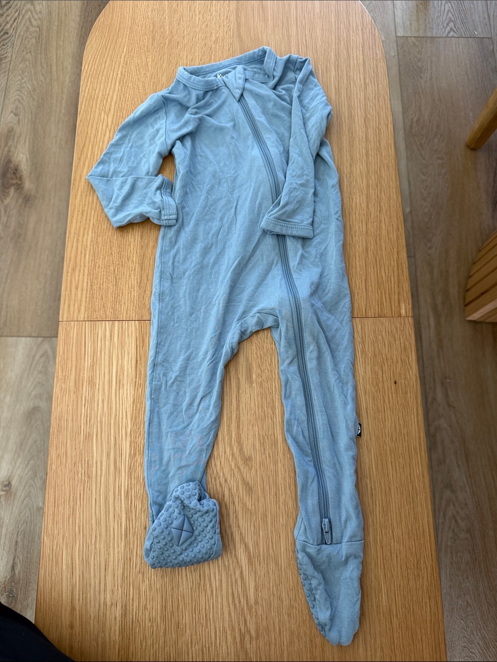 6-12M Kyte Baby light blue sleeper w feet ( grippy)